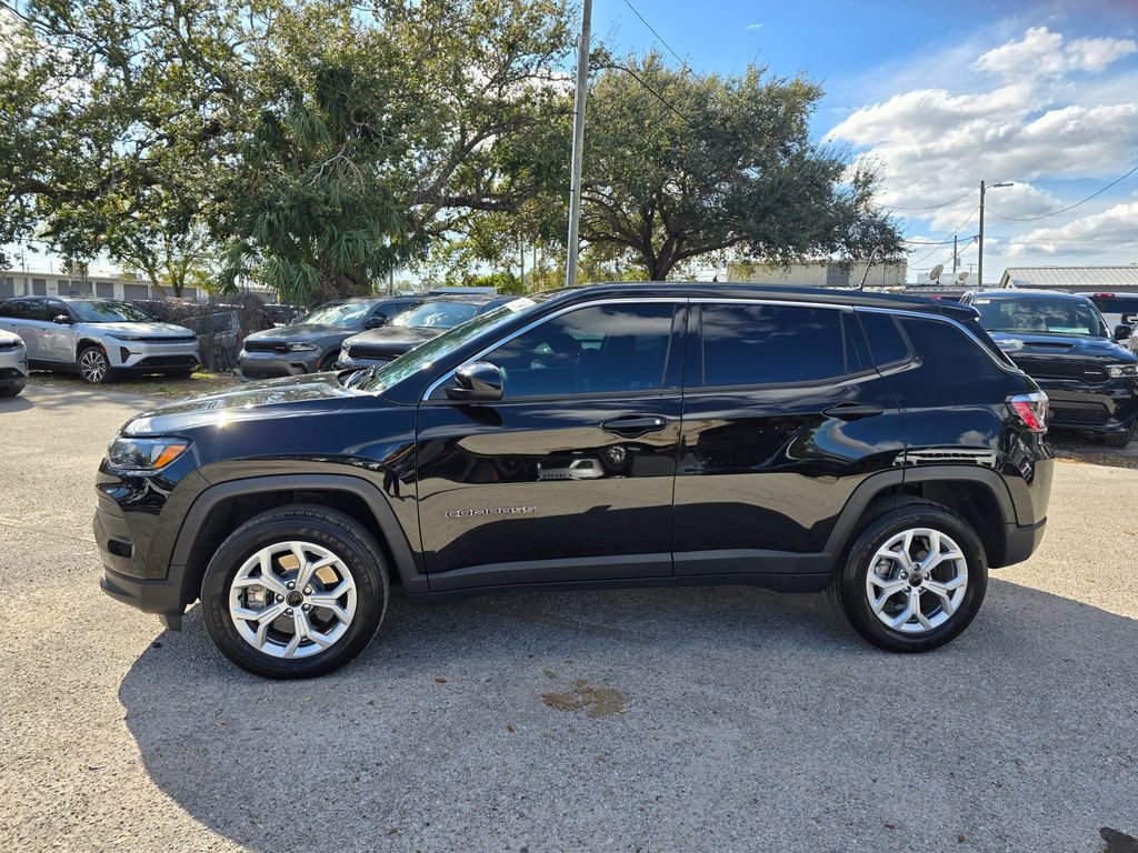 Used 2025 Jeep Compass Sport image 3