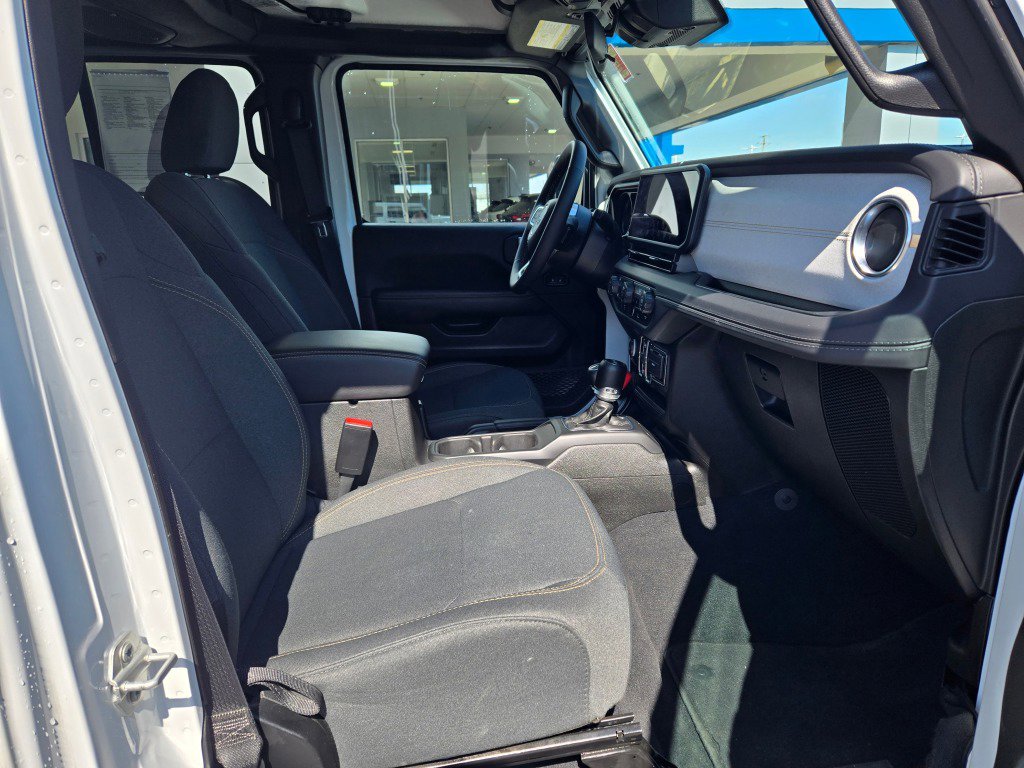 Used 2025 Jeep Wrangler Sahara image 7