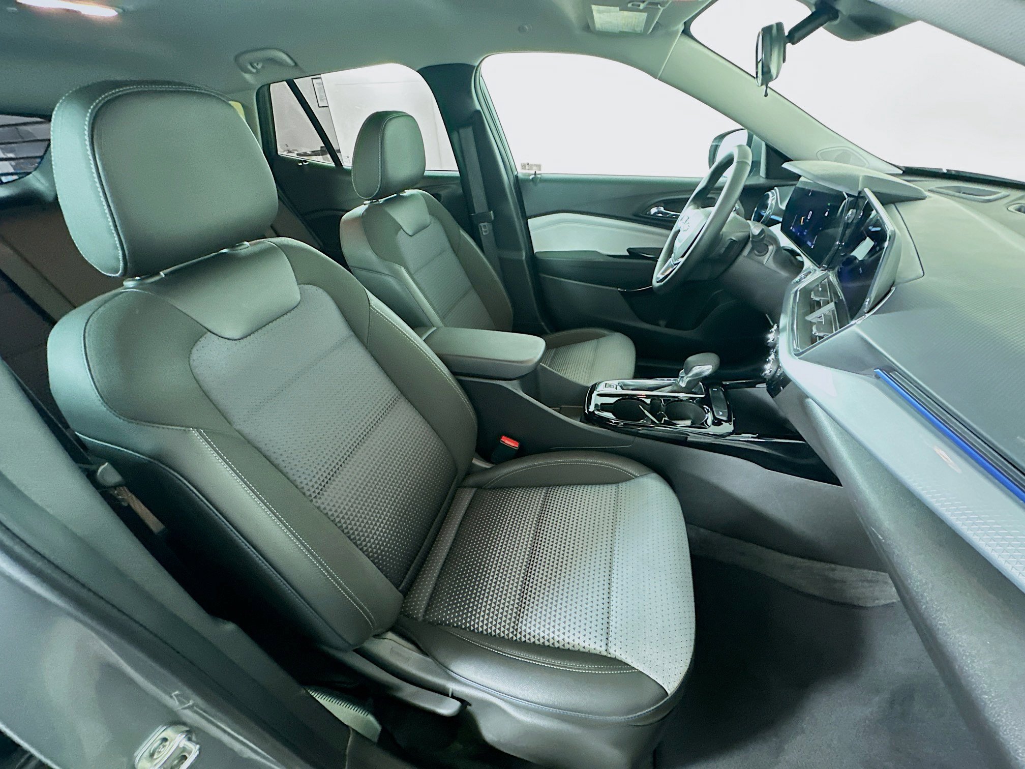 Used 2025 Chevrolet Trax LT w/ LT Convenience Package image 28