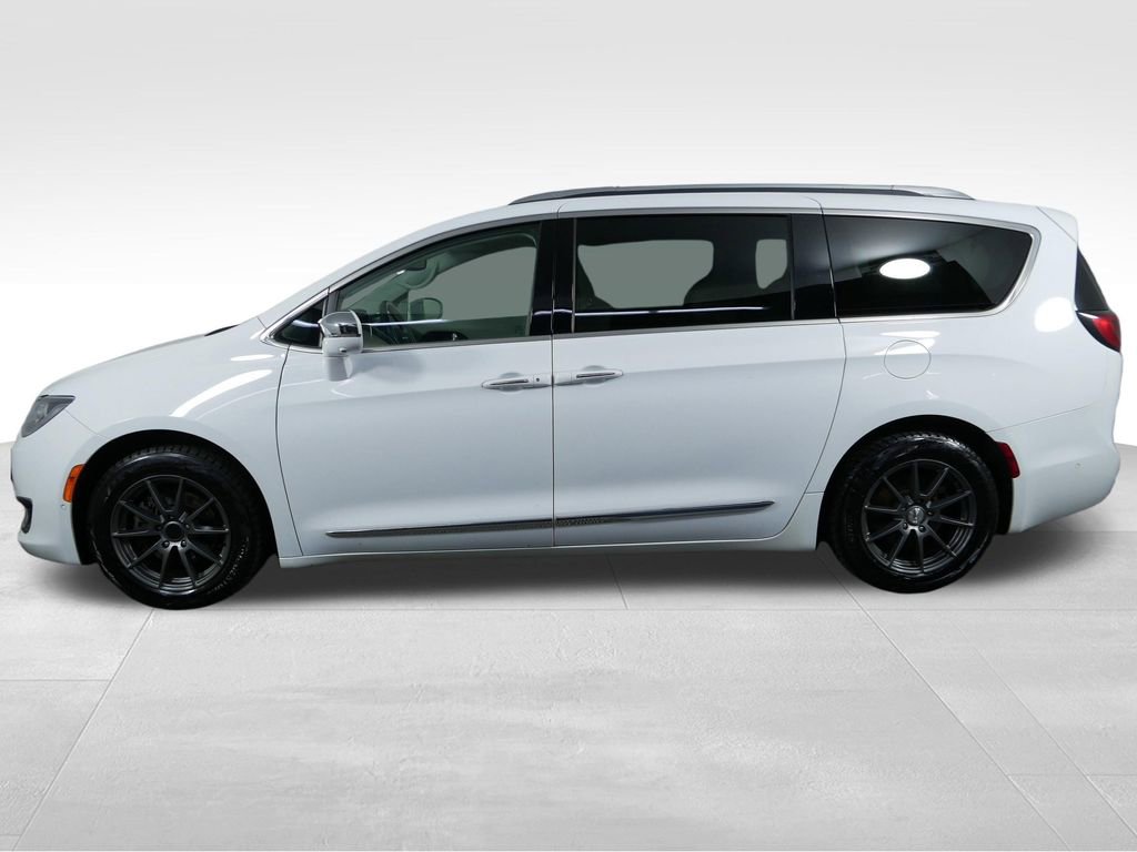 Used 2018 Chrysler Pacifica Limited w/ Tire & Wheel Group FWD image 6