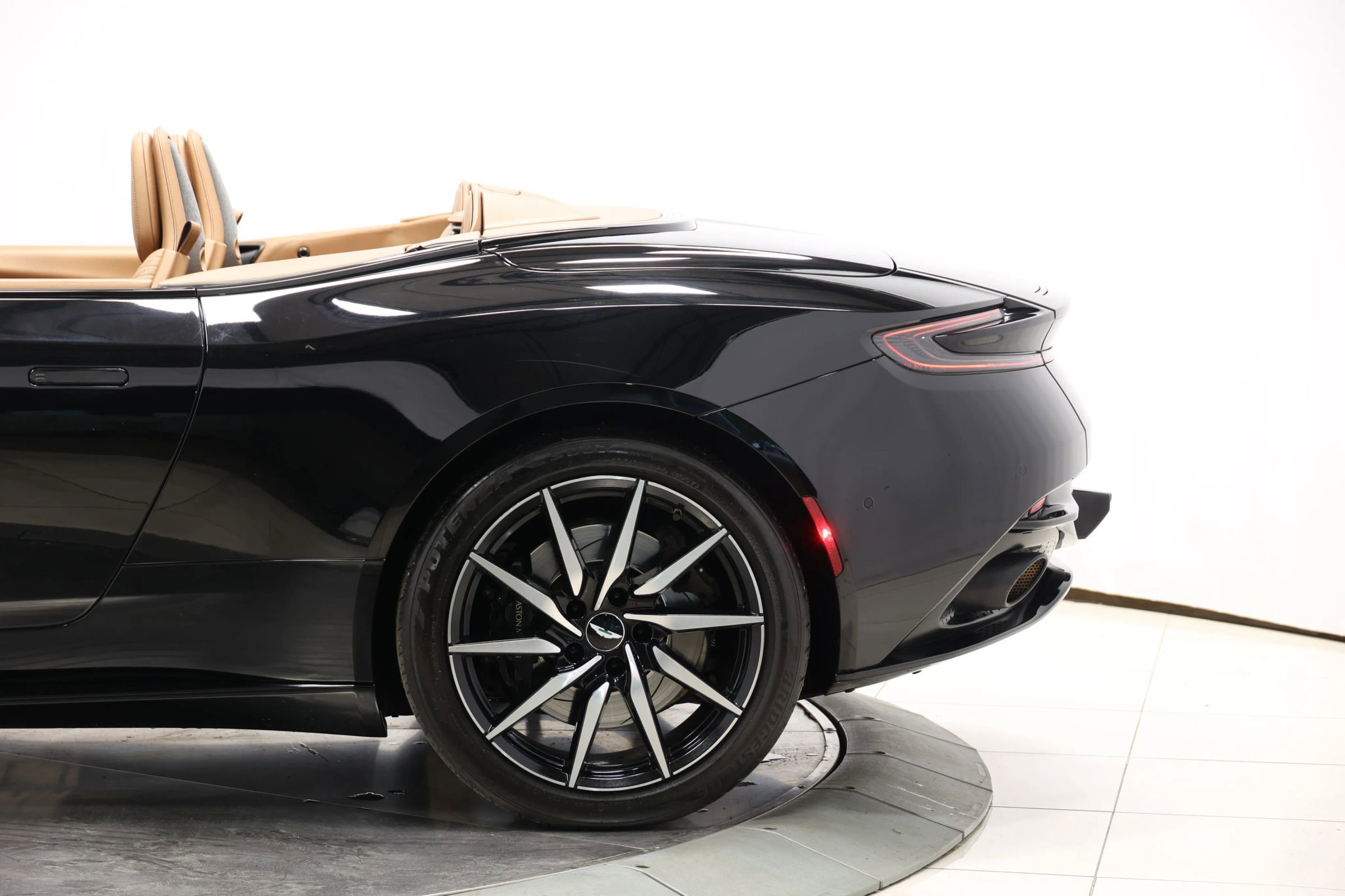 Used 2020 Aston Martin DB11 Volante image 11