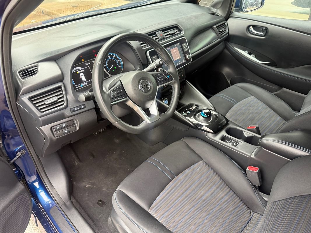 Used 2020 Nissan Leaf SV w/ SV Technology Package FWD image 2