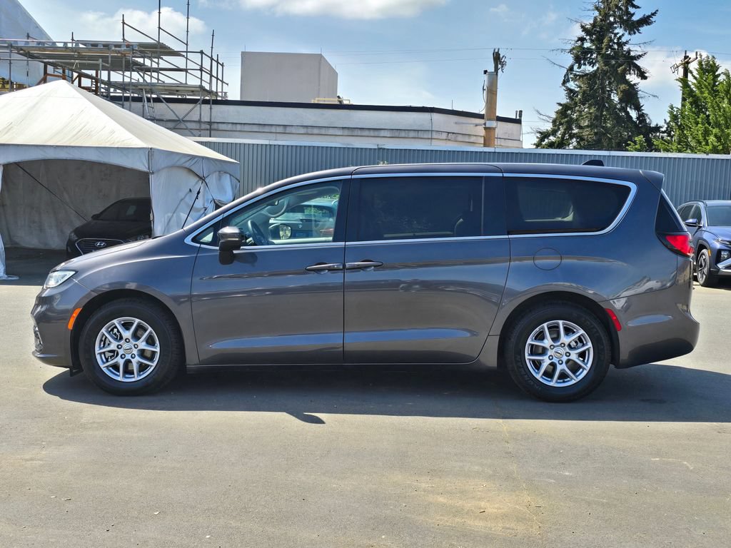 Used 2023 Chrysler Pacifica Touring-L FWD image 5