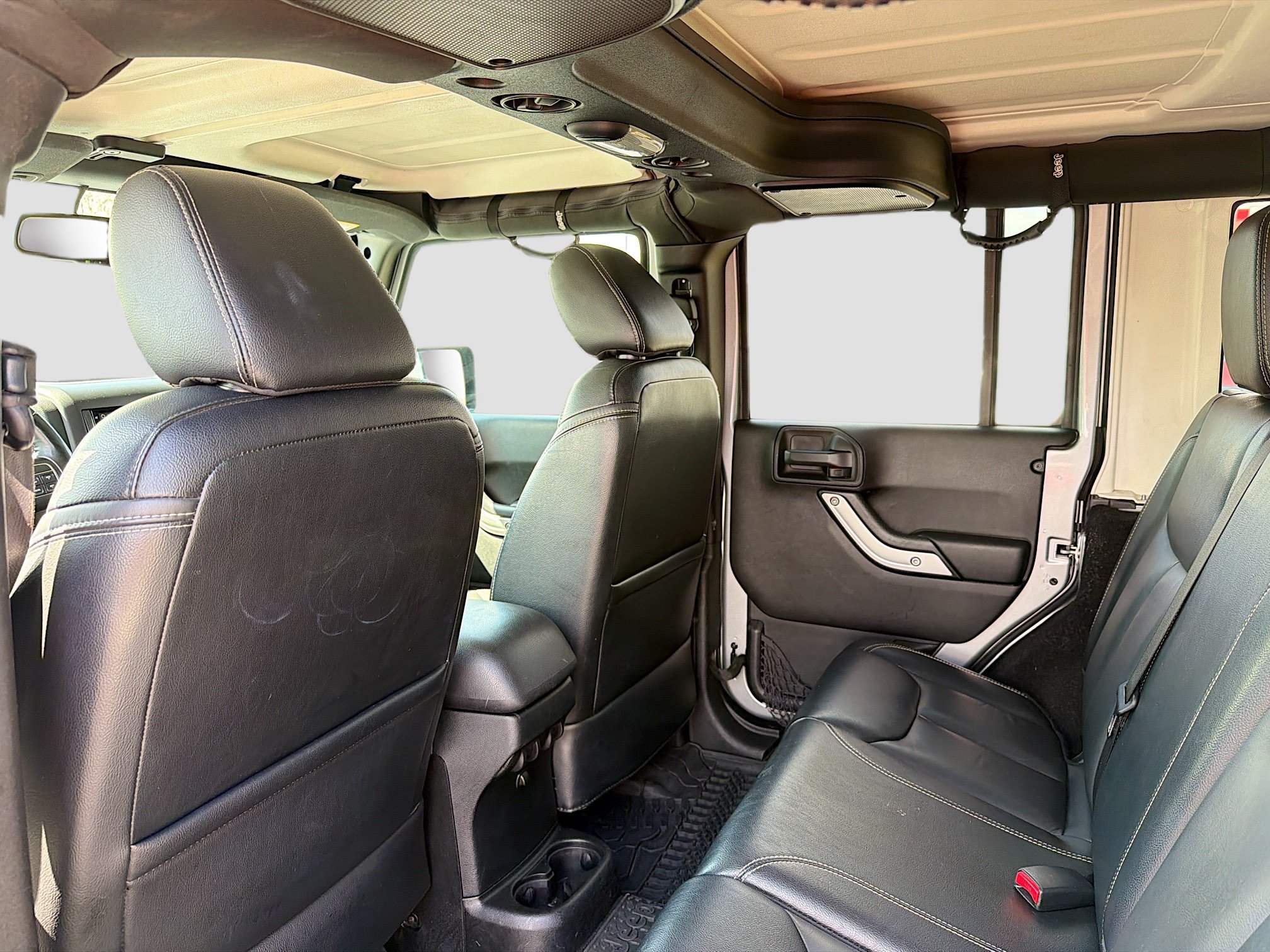 Used 2017 Jeep Wrangler Unlimited Sahara w/ Connectivity Group AWD/4WD image 6