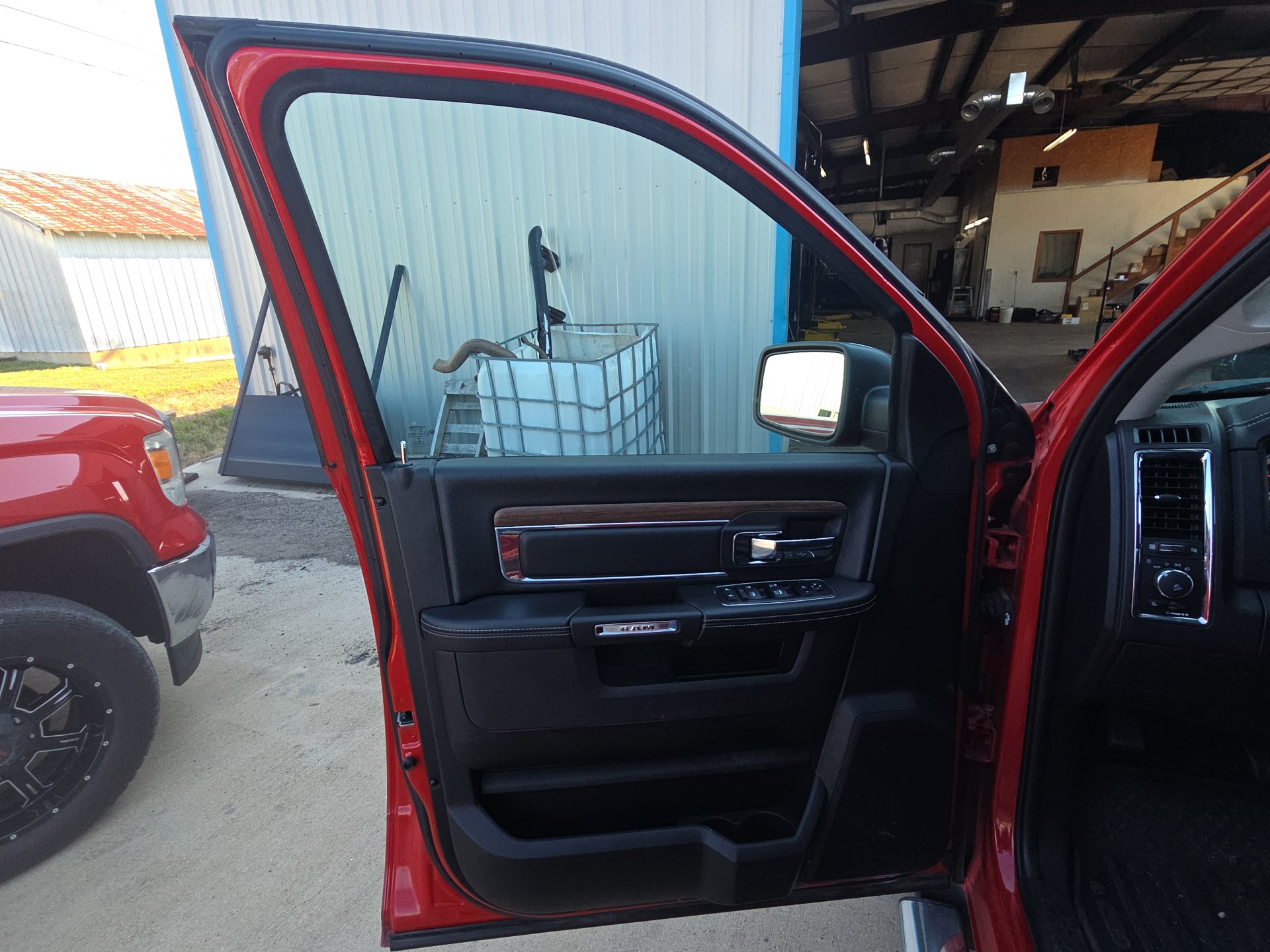 Used 2017 RAM 1500 Laramie w/ Convenience Group AWD/4WD image 8