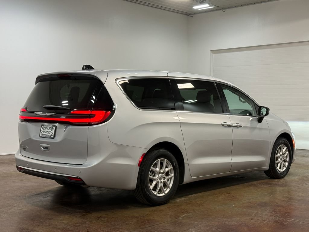 Used 2024 Chrysler Pacifica Touring-L image 24