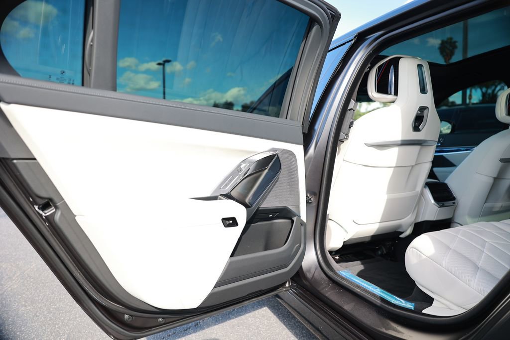 Used 2025 BMW i7 xDrive60 w/ Executive Package image 40