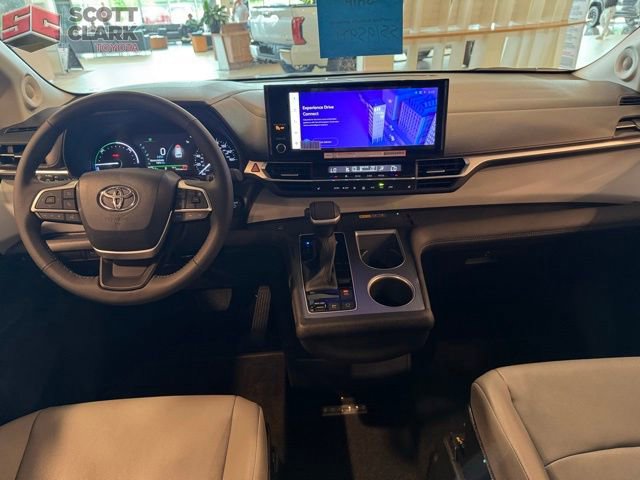 Used 2025 Toyota Sienna XLE image 25