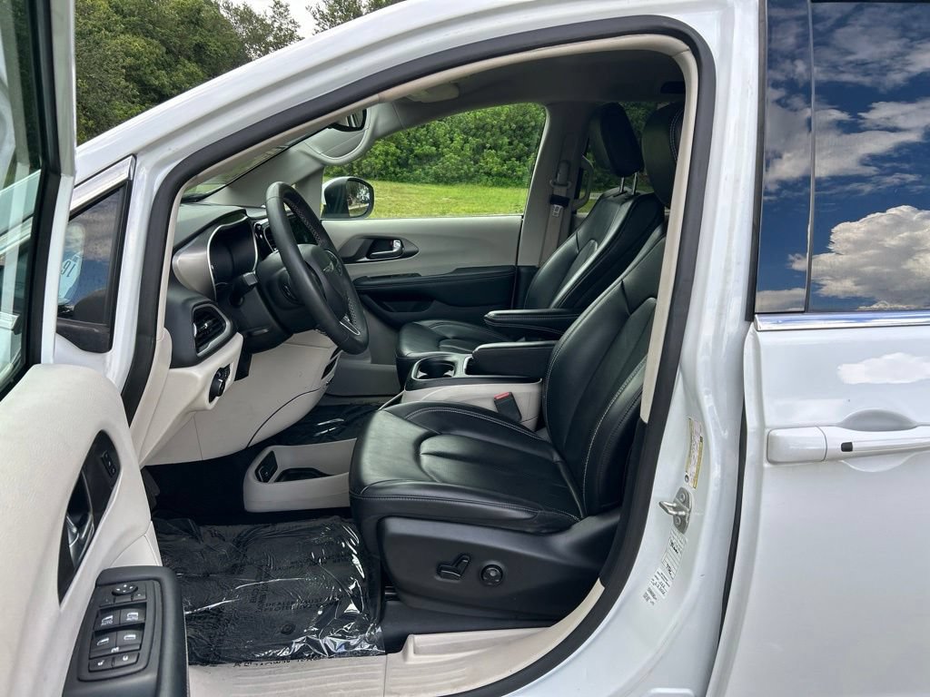 Used 2023 Chrysler Pacifica Touring-L FWD image 15