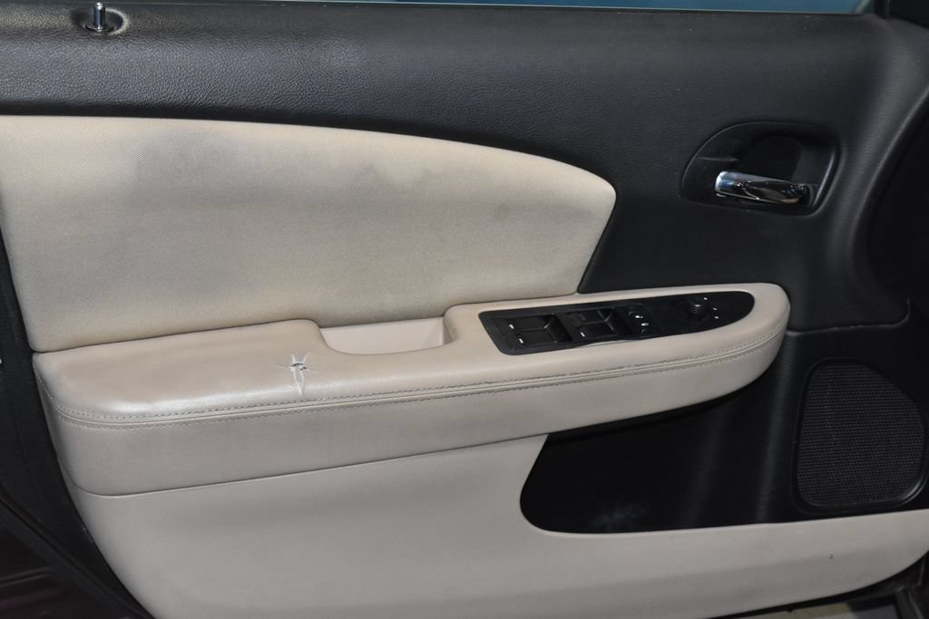 Used 2012 Chrysler 200 Touring FWD image 4
