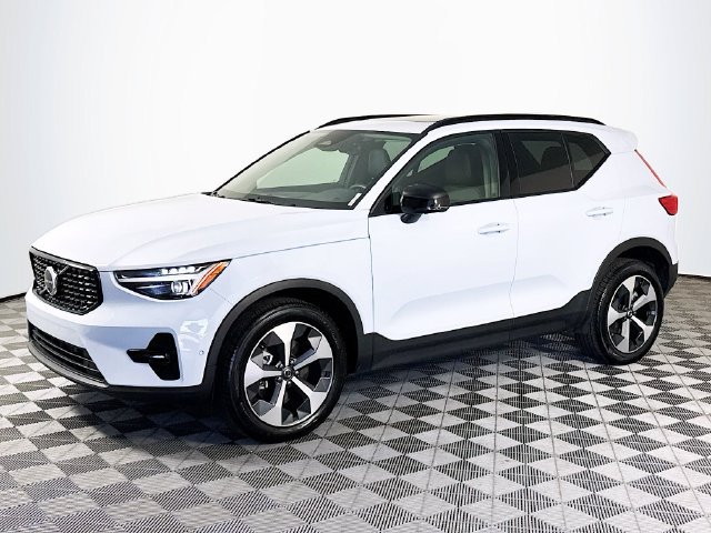 Used 2026 Volvo XC40 B5 Plus AWD/4WD image 4