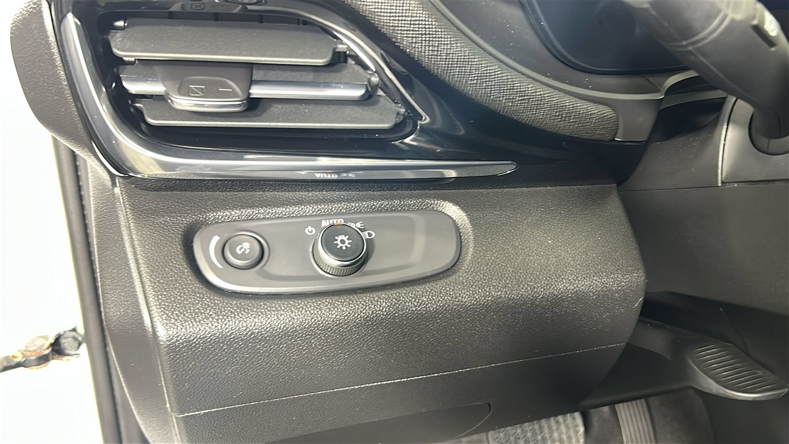 Used 2024 Buick Envista Sport Touring w/ Convenience I Package FWD image 22