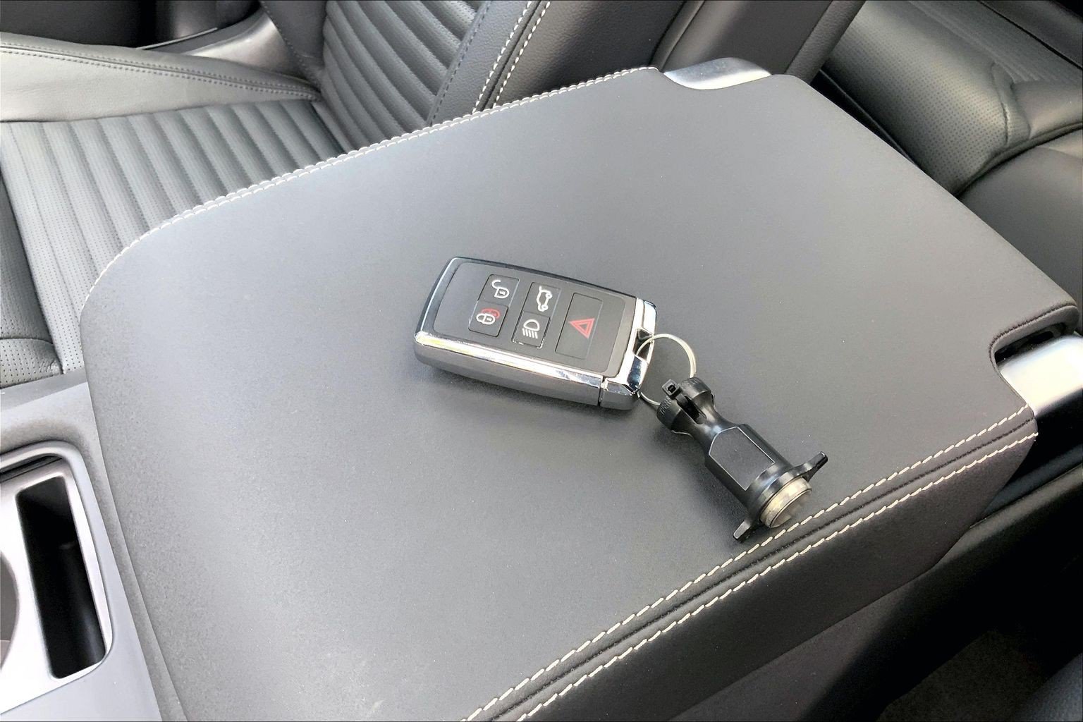 Certified 2025 Land Rover Discovery Dynamic SE AWD/4WD image 13