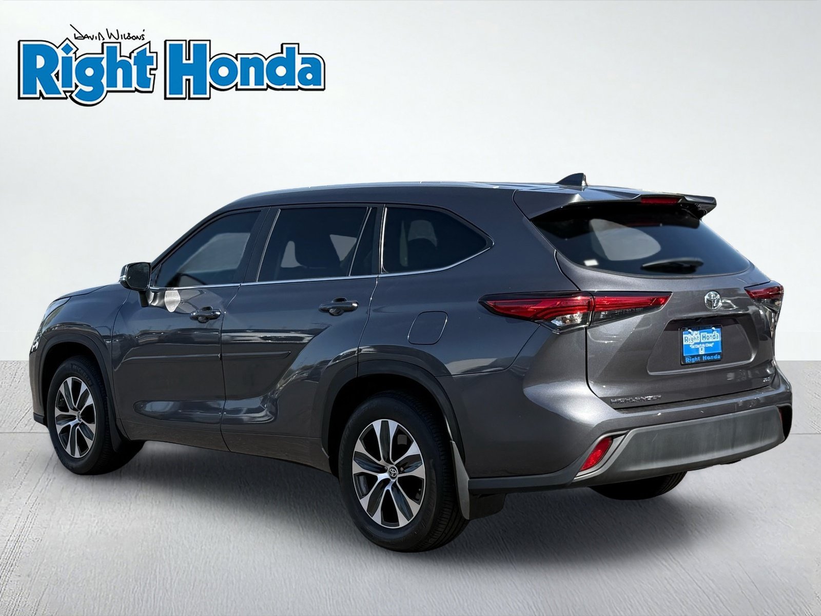 Used 2023 Toyota Highlander XLE FWD image 4