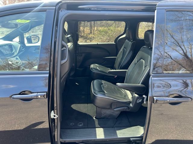 Used 2025 Chrysler Pacifica Limited FWD image 25