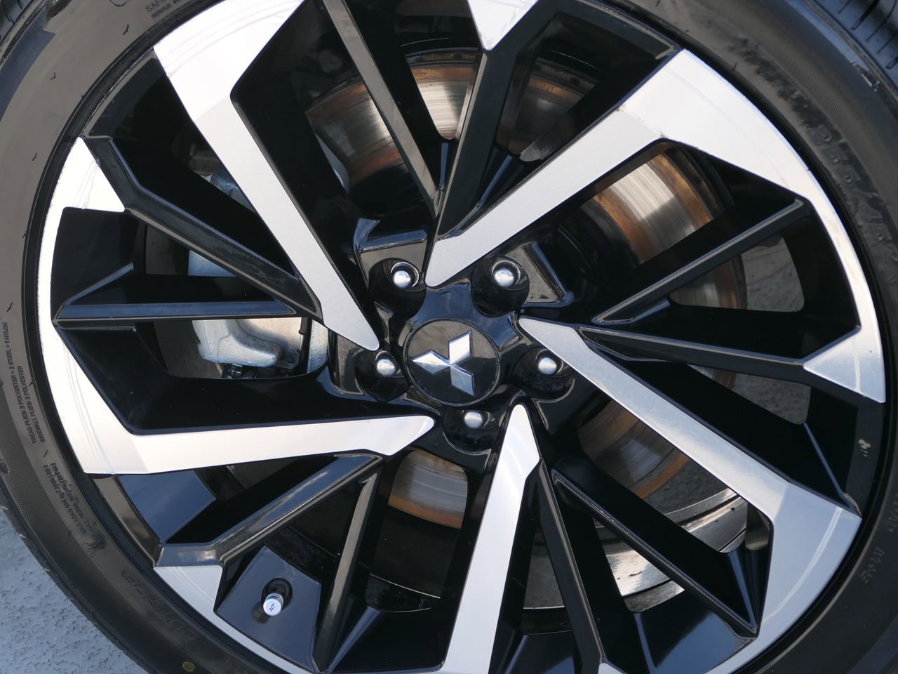 Used 2024 Mitsubishi Outlander SE image 11