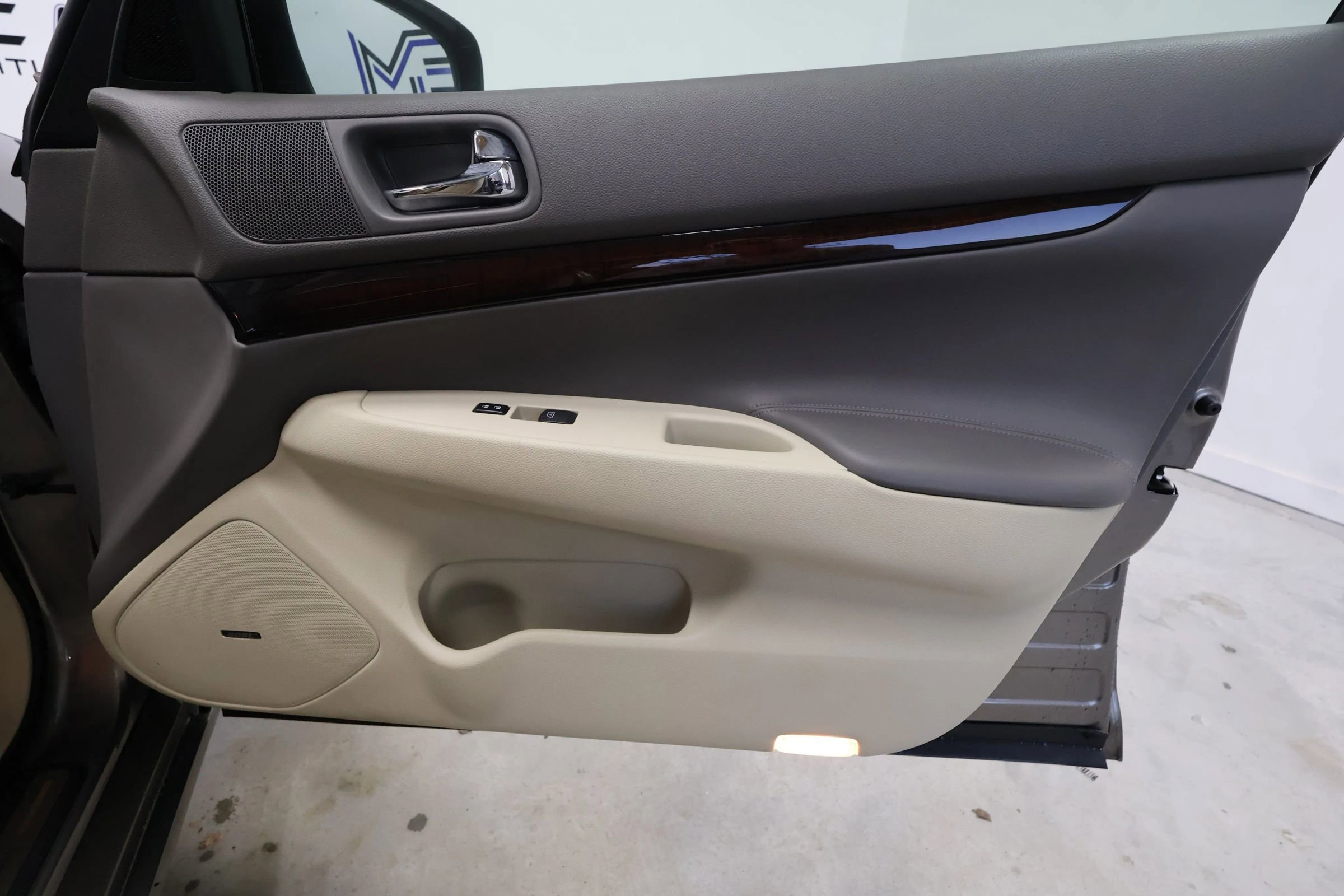 Used 2011 INFINITI G37 Journey w/ Premium Pkg image 30