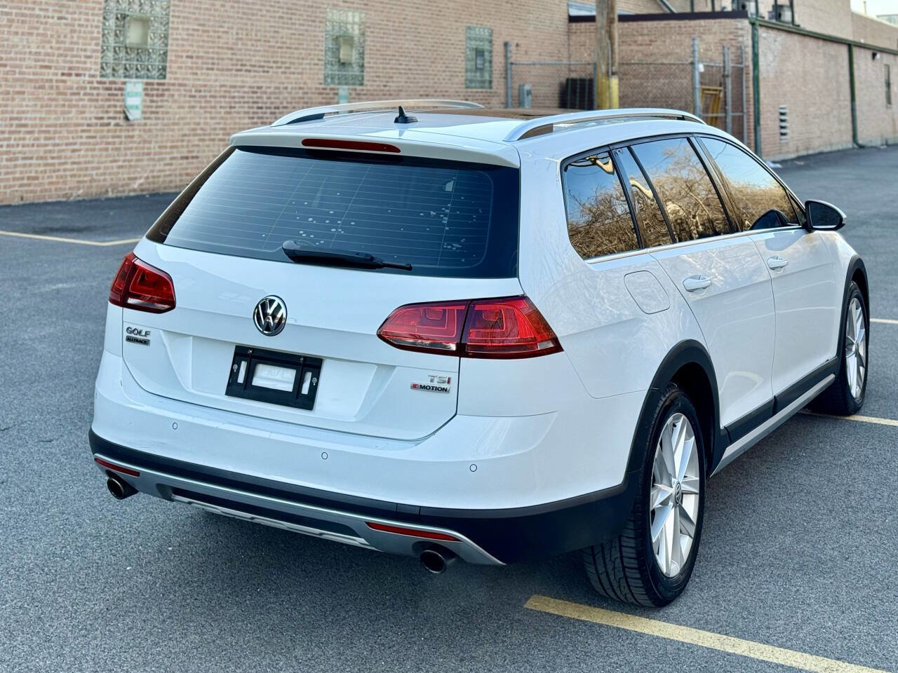 Used 2017 Volkswagen Golf Alltrack SE image 4