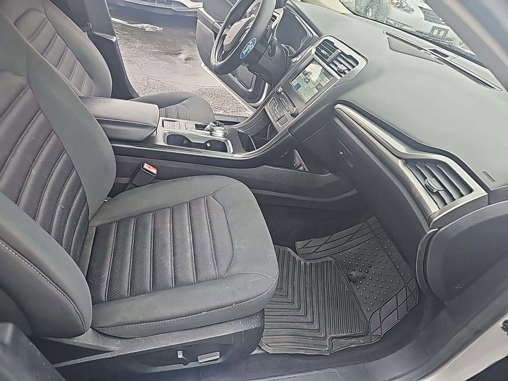 Used 2017 Ford Fusion SE w/ Fusion SE Technology Package image 5