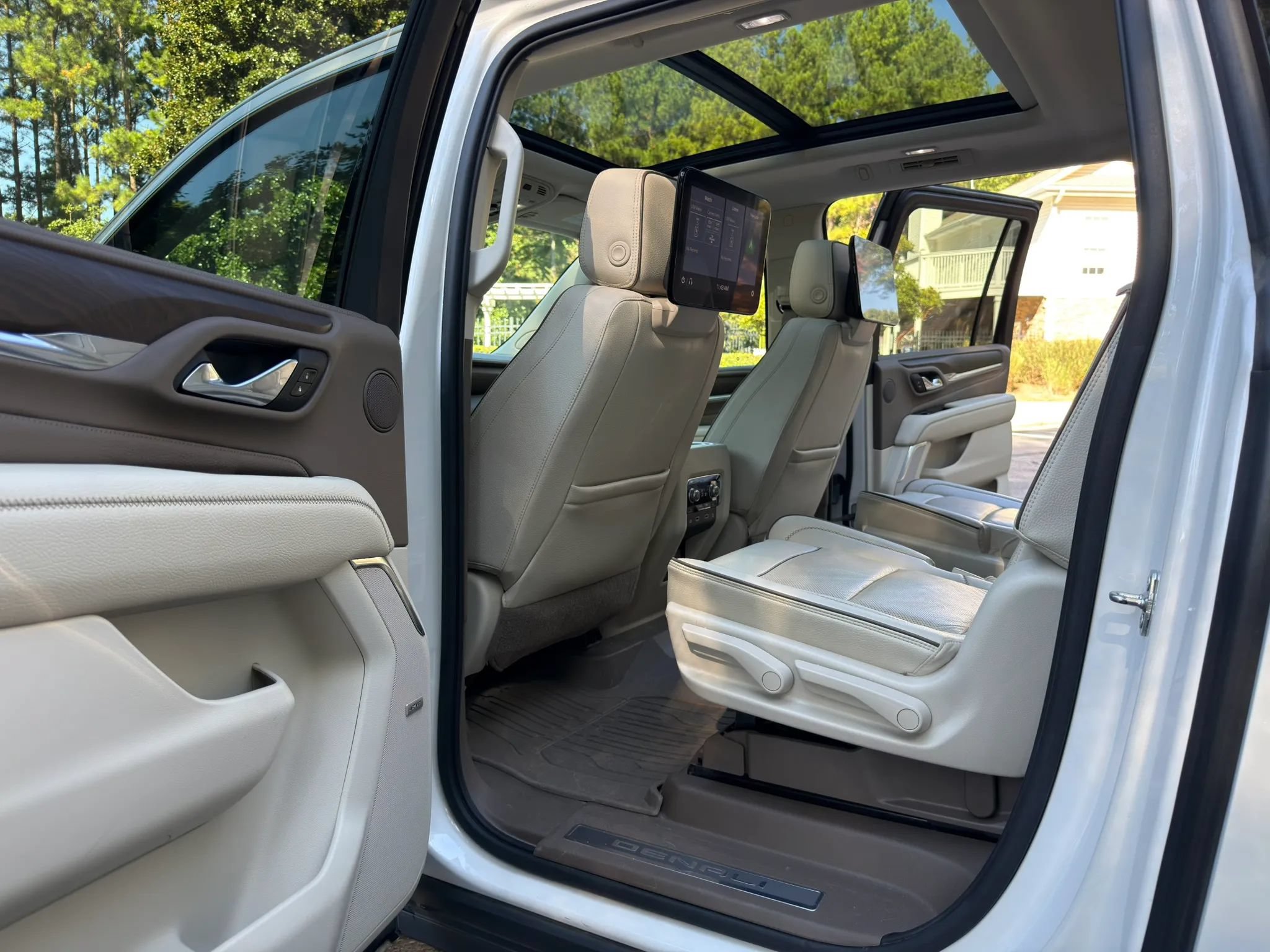 Used 2021 GMC Yukon XL Denali w/ Denali Premium Package RWD image 34
