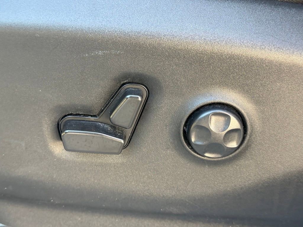 Used 2022 Chrysler Voyager LX image 23