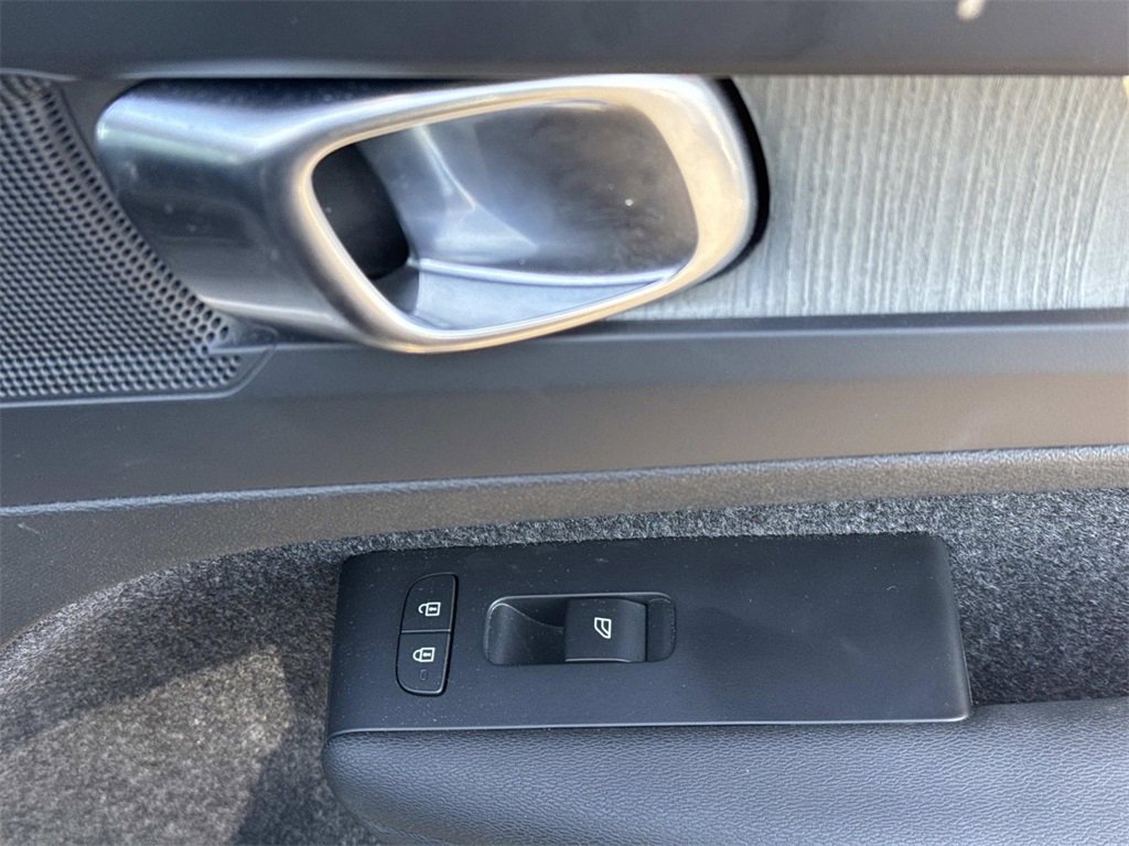 Used 2024 Volvo XC40 B5 Plus image 29