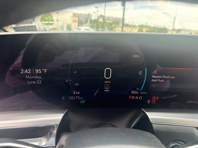 Used 2024 Cadillac Lyriq Luxury AWD/4WD image 10