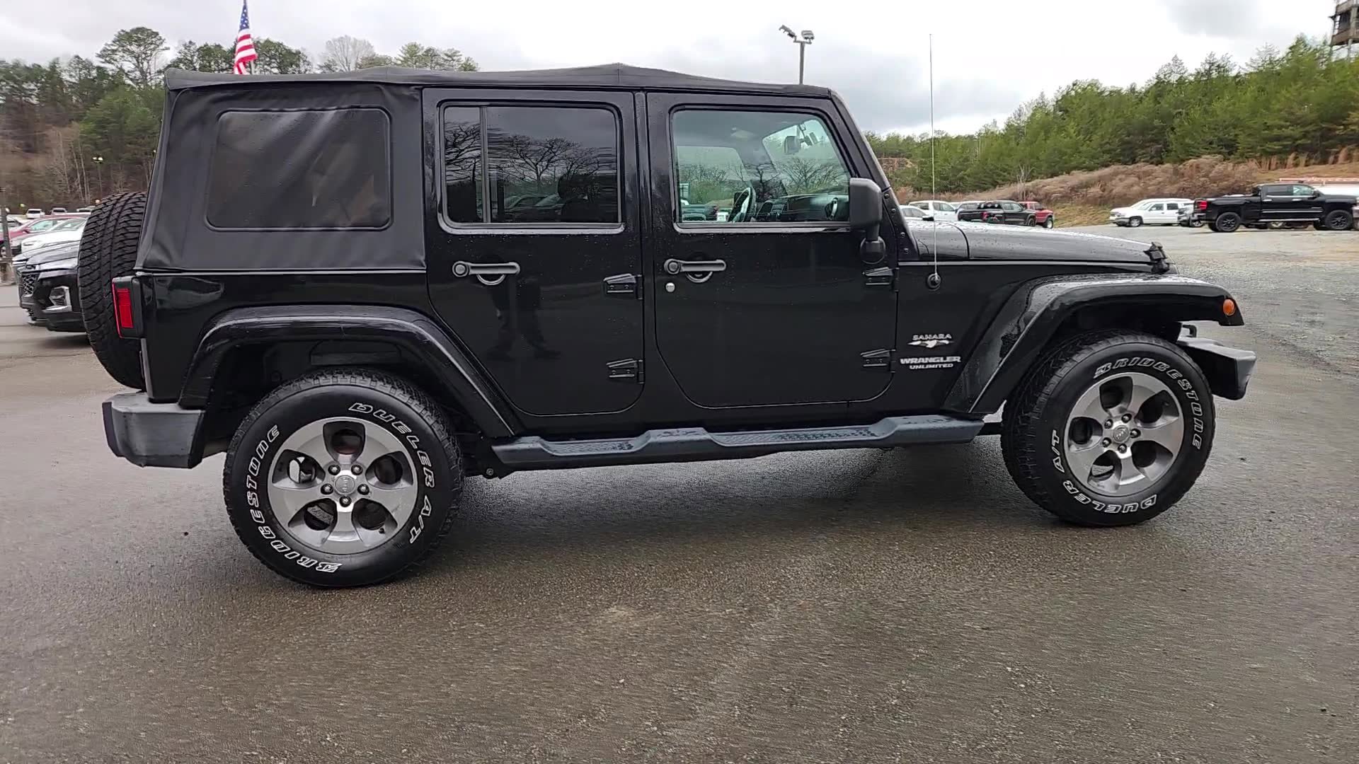 Used 2017 Jeep Wrangler Unlimited Sahara w/ Connectivity Group image 17
