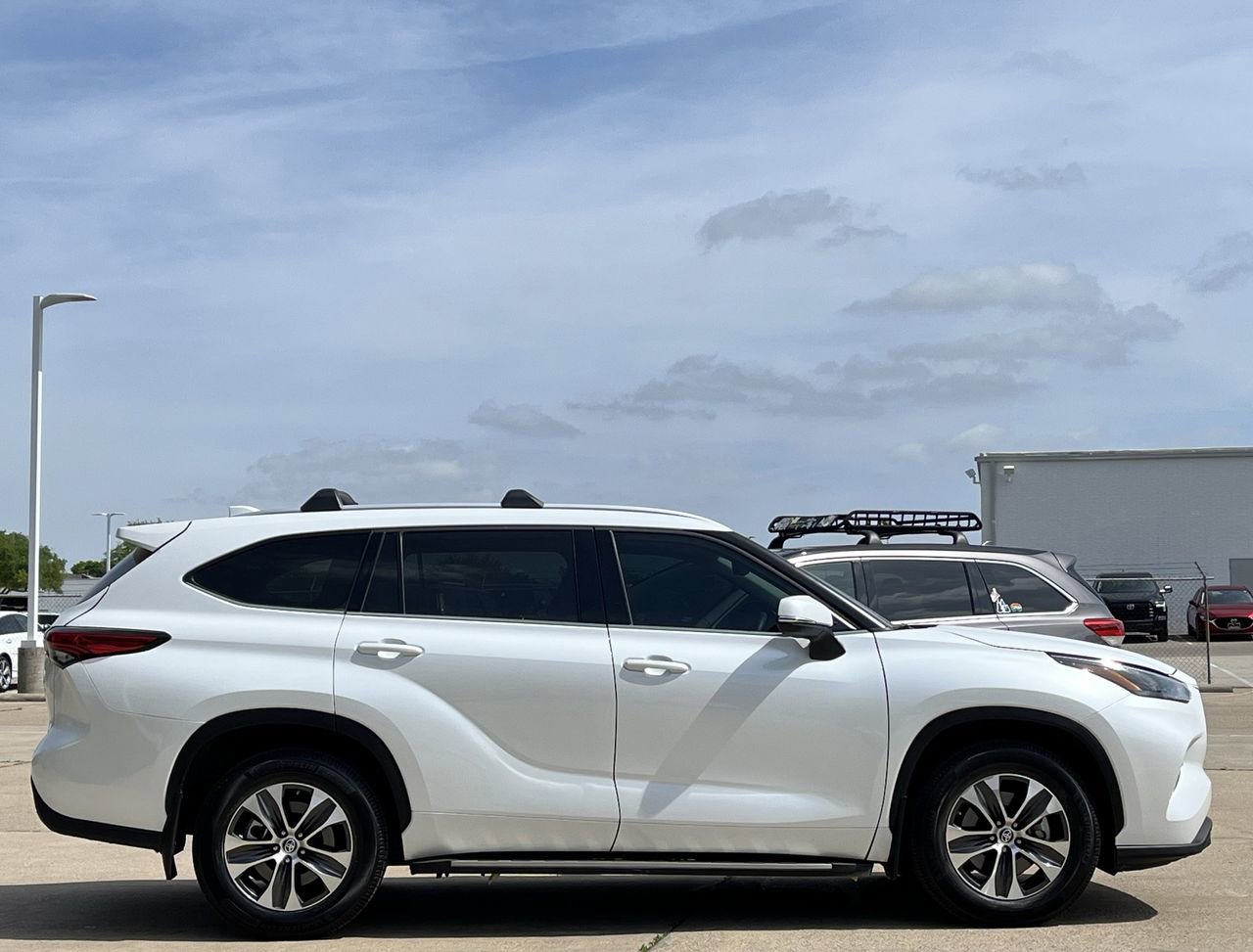 Used 2022 Toyota Highlander XLE image 3