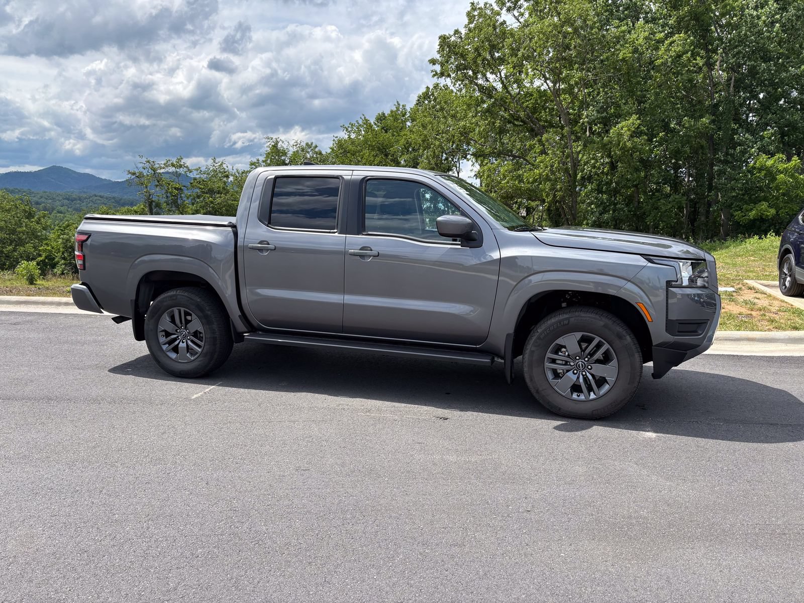 Used 2025 Nissan Frontier SV AWD/4WD image 7