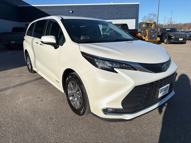 Used 2021 Toyota Sienna XLE image 7