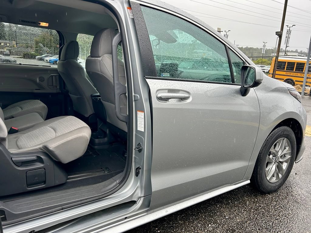 Certified 2024 Toyota Sienna LE AWD/4WD image 15
