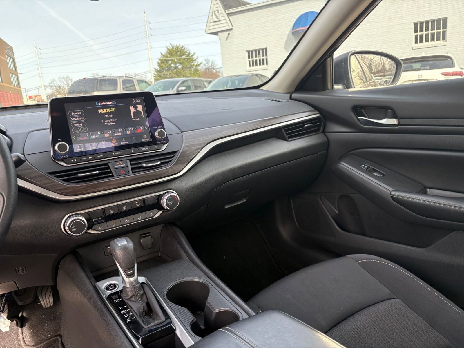 Used 2025 Nissan Altima 2.5 SV FWD image 34