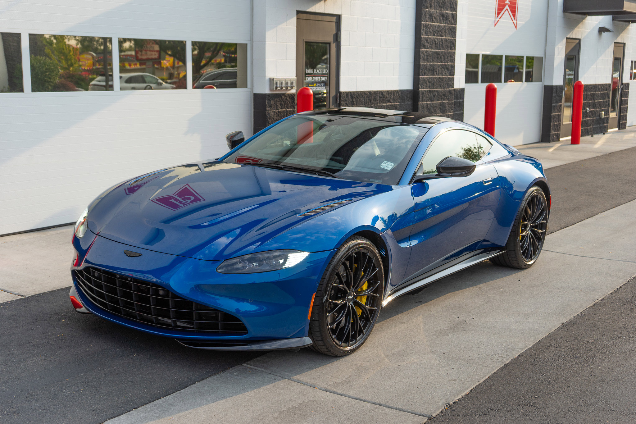 Used 2022 Aston Martin V8 Vantage Coupe image 53