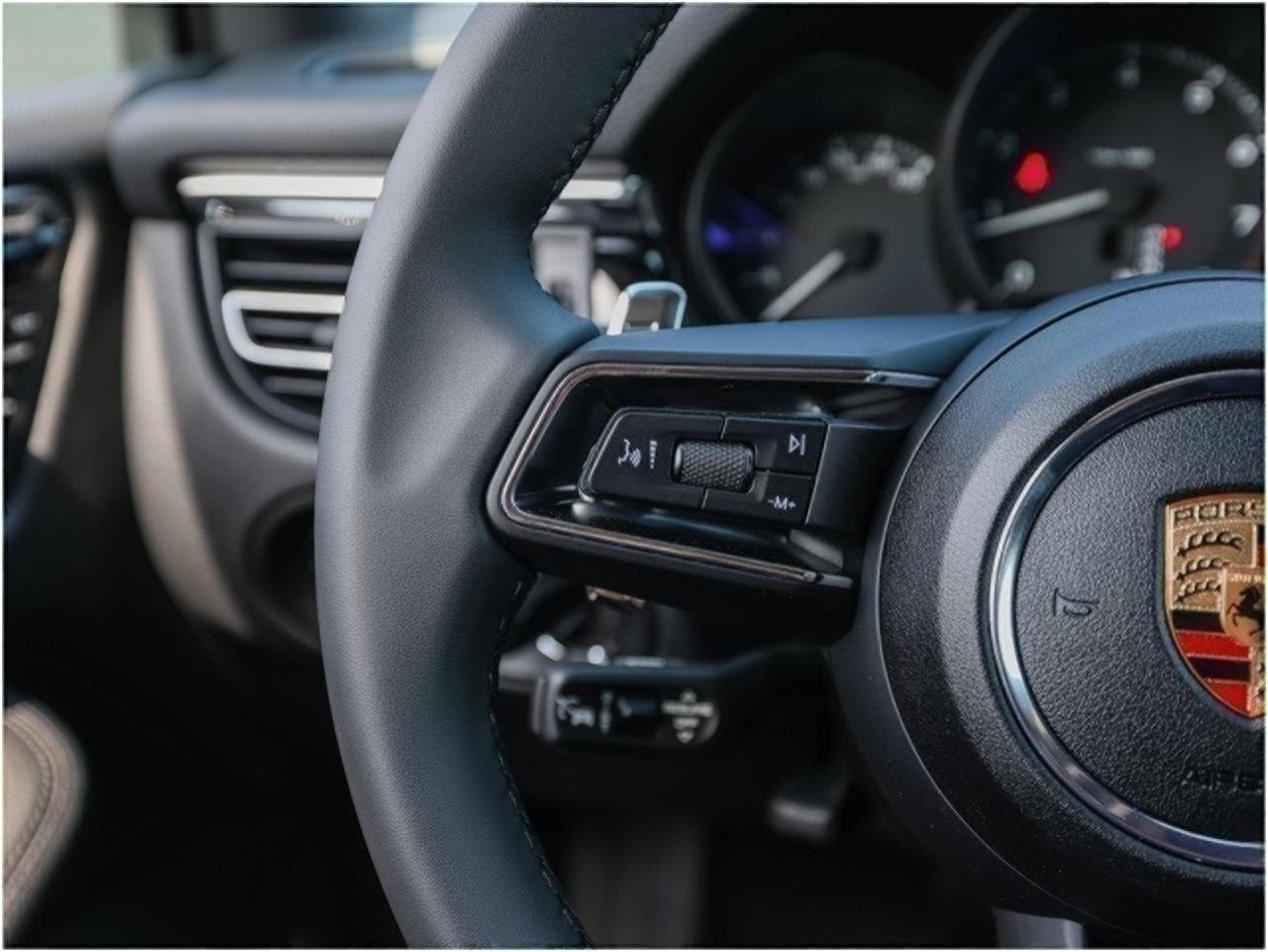Certified 2025 Porsche Macan AWD/4WD image 17