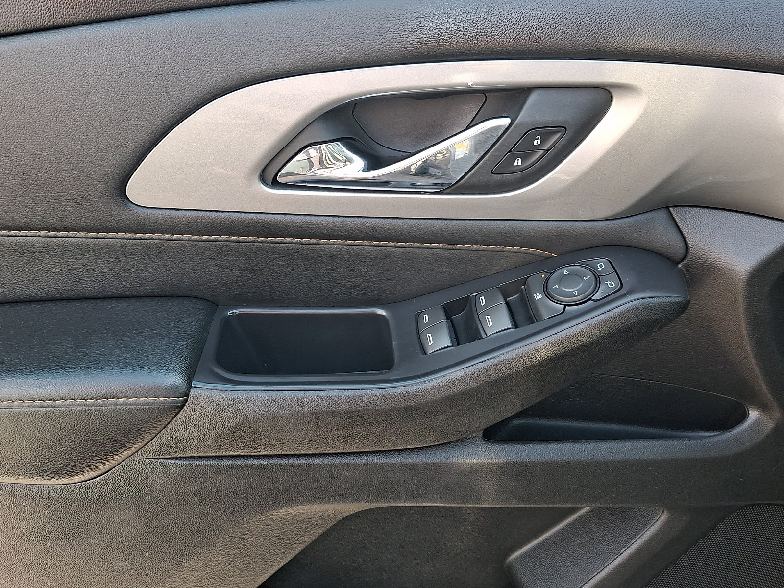 Used 2021 Chevrolet Traverse LS FWD image 12
