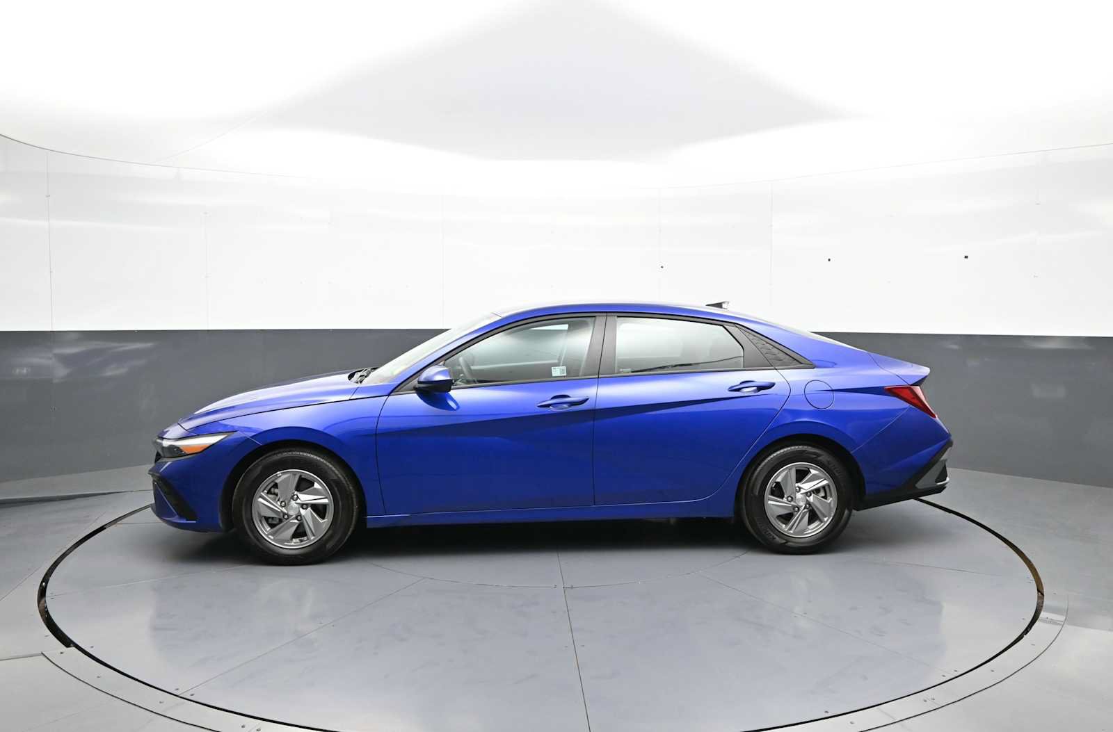 Certified 2025 Hyundai Elantra SE FWD image 8