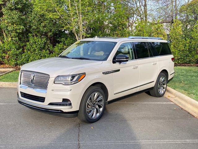 Used 2023 Lincoln Navigator L Reserve image 3