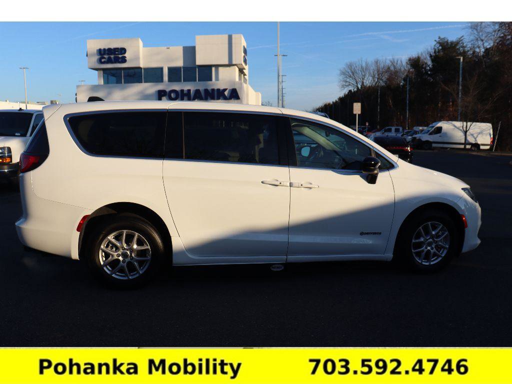 Used 2024 Chrysler Voyager LX image 10