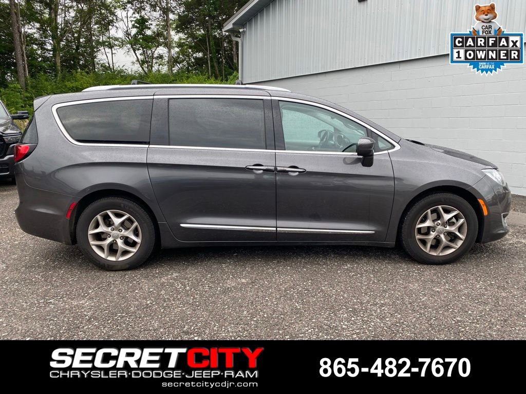 Used 2017 Chrysler Pacifica Touring-L Plus w/ Tire & Wheel Group FWD image 4