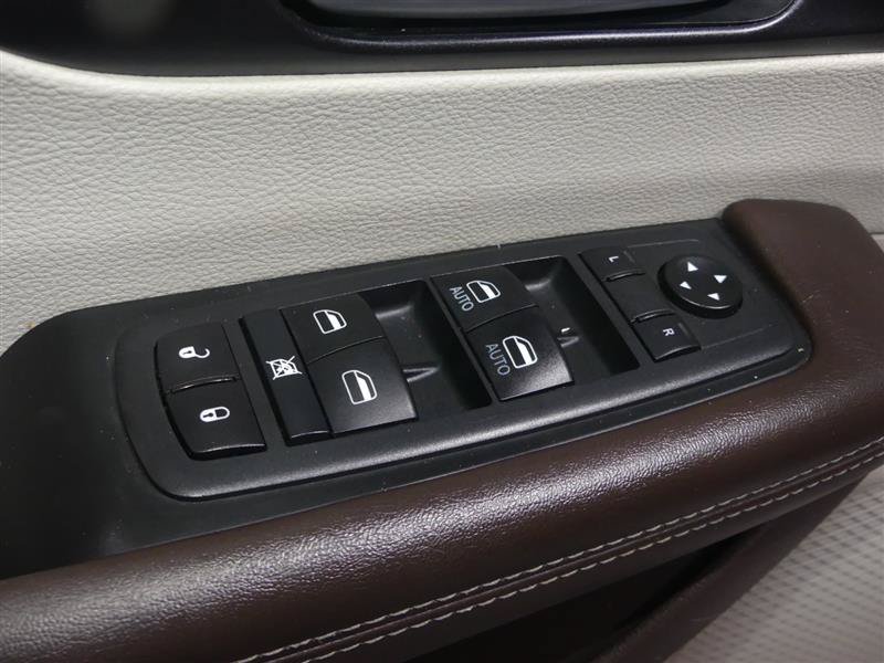 Used 2020 Chrysler Pacifica Touring-L w/ Tire & Wheel Group FWD image 21