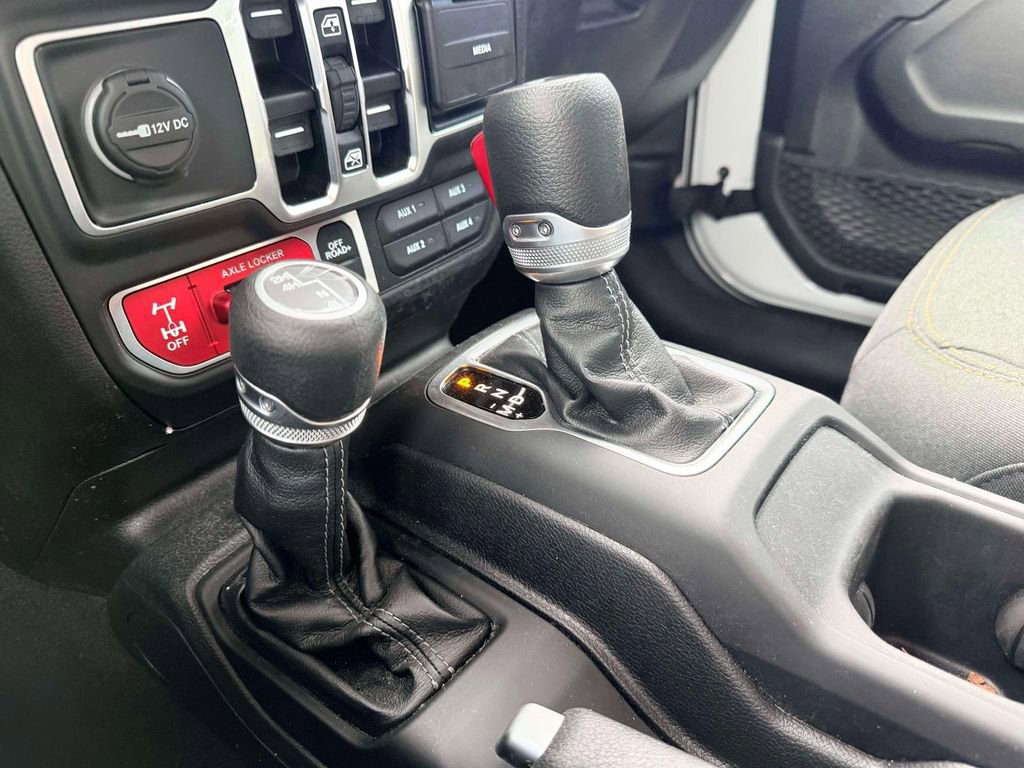 Used 2025 Jeep Wrangler Willys AWD/4WD image 22