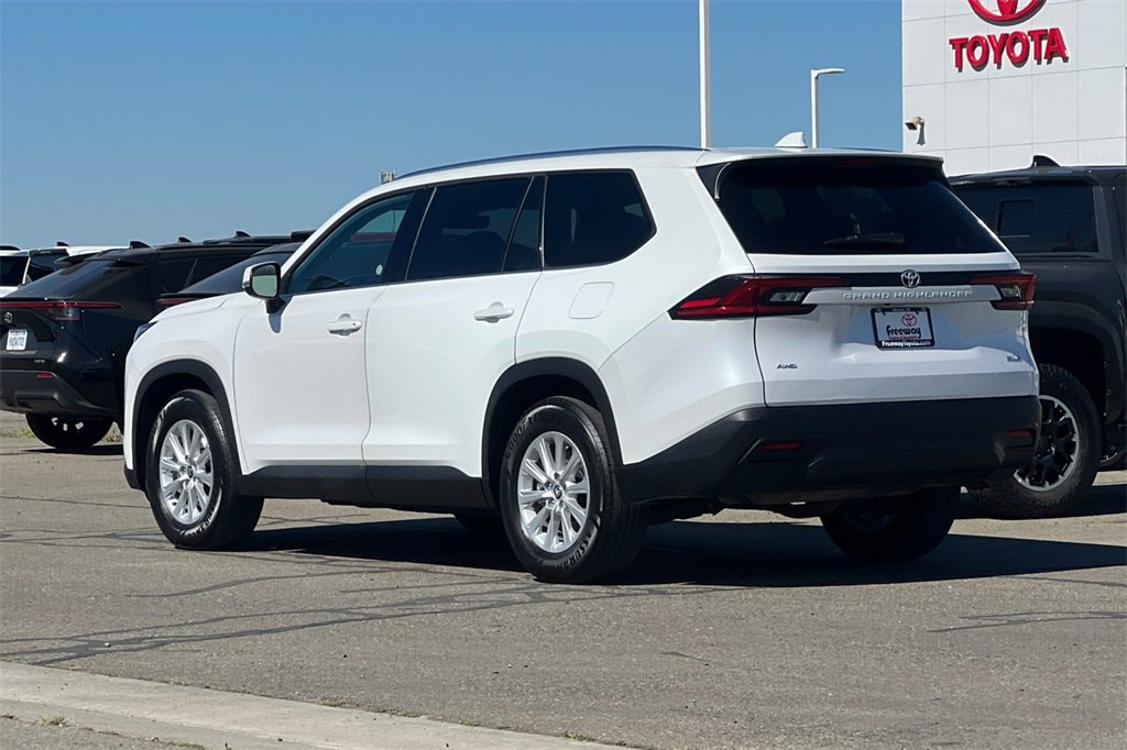 Used 2025 Toyota Grand Highlander AWD image 7