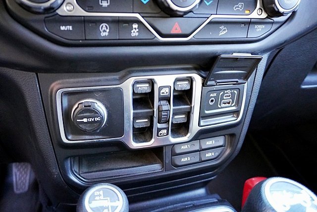 Used 2018 Jeep Wrangler Unlimited Sahara image 30