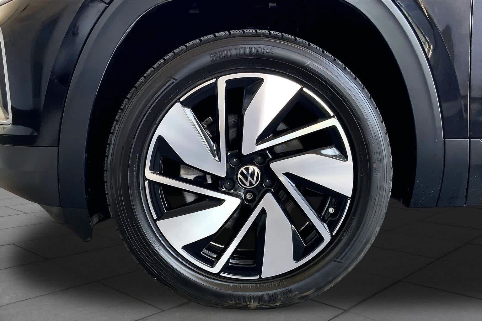 Used 2024 Volkswagen Atlas SE AWD/4WD image 11