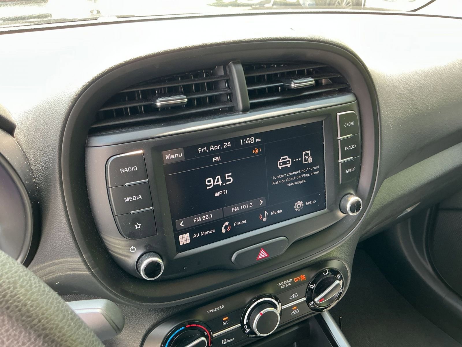 Used 2025 Kia Soul LX w/ LX Technology Package FWD image 17