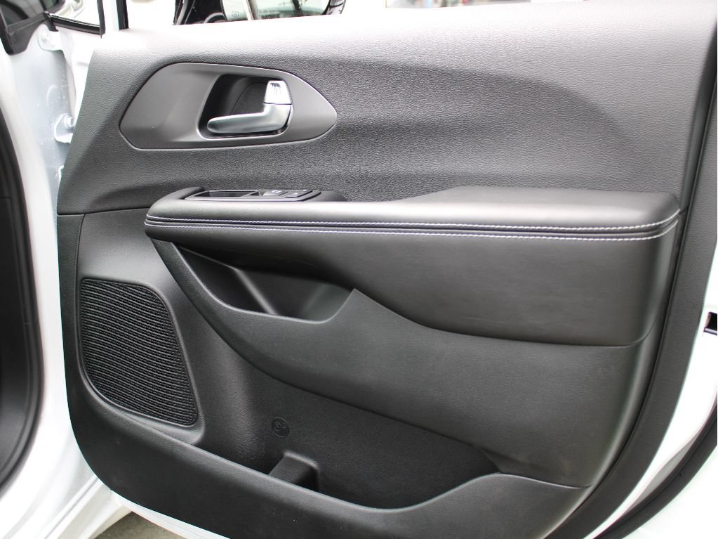 New 2026 Chrysler Pacifica Select AWD/4WD image 21