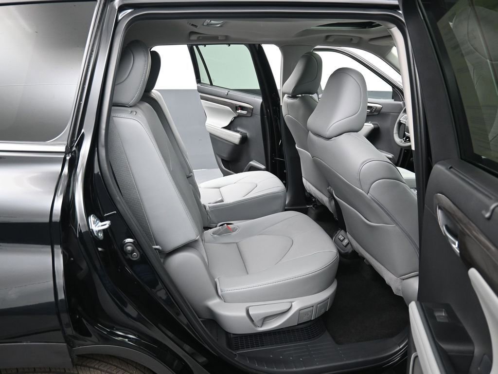 Used 2025 Toyota Highlander Limited image 37