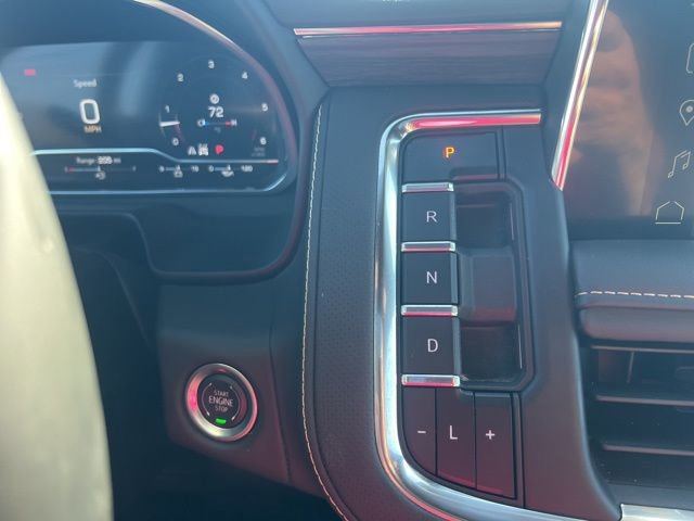 Used 2024 GMC Yukon SLT w/ SLT Luxury Package image 17