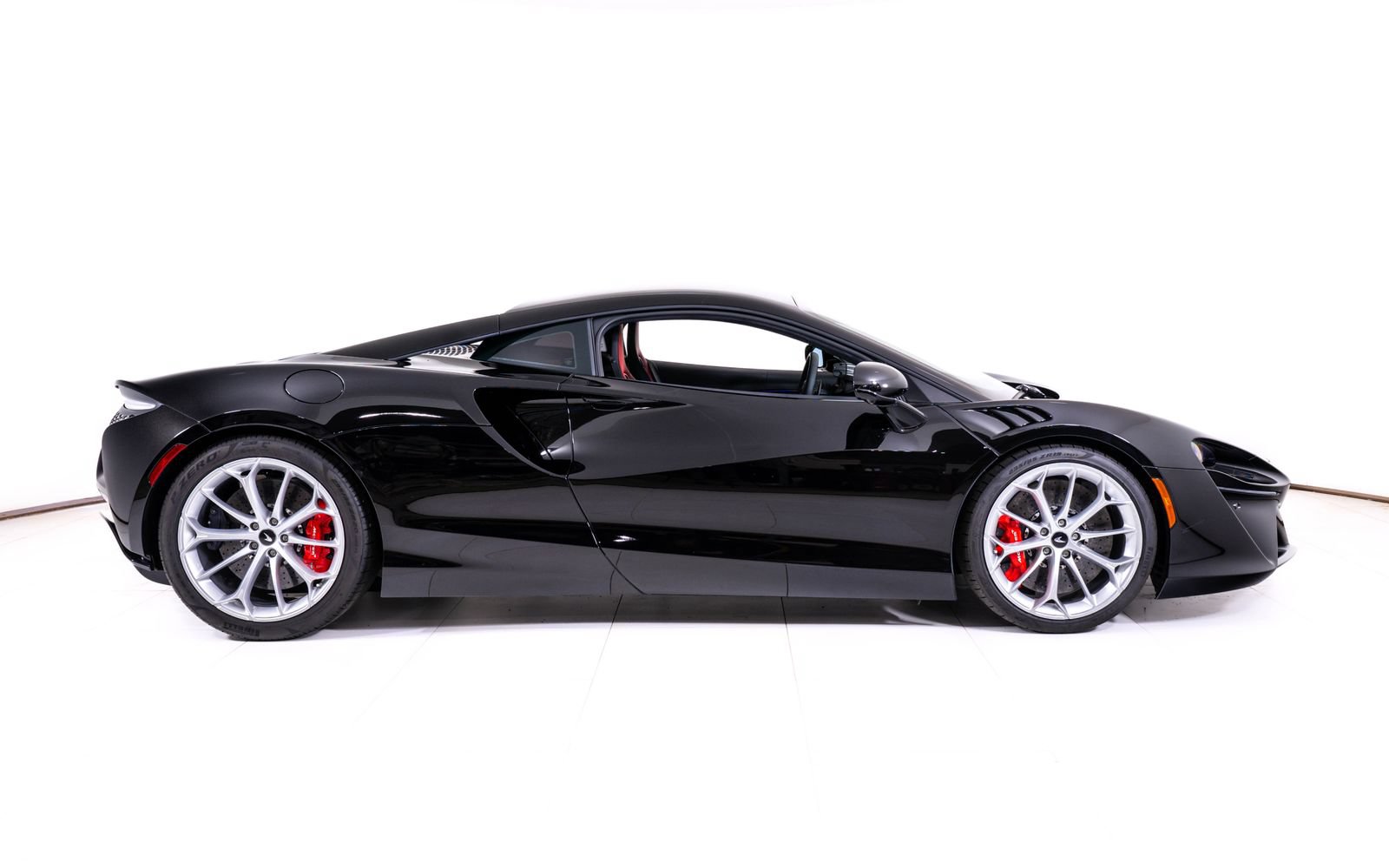 Used 2024 McLaren Artura RWD image 6